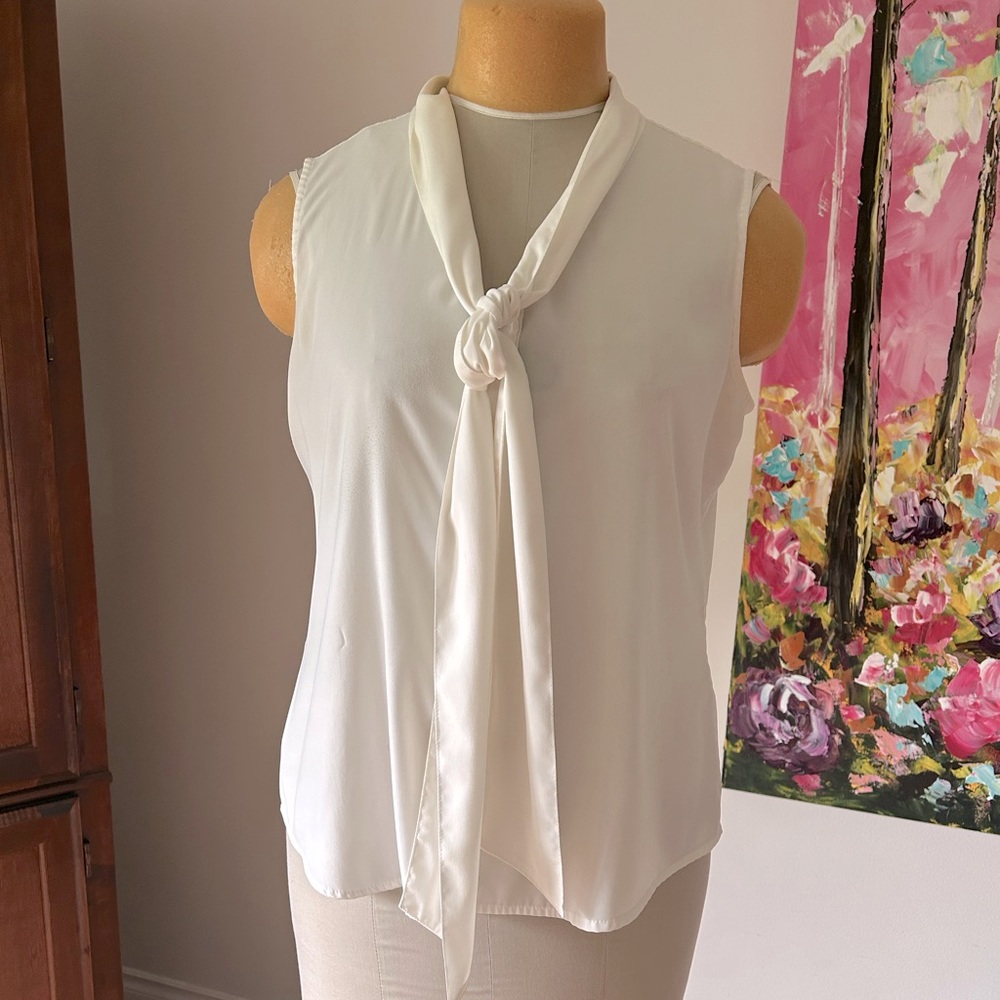 Ladies Sleevless, CK Blouse. Cream. Sz M. EUC